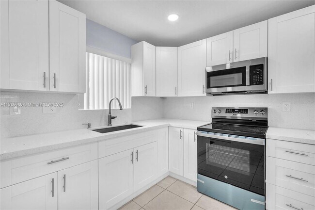 357 Phippen Waiters Rd in Dania Beach, FL - Building Photo - Building Photo