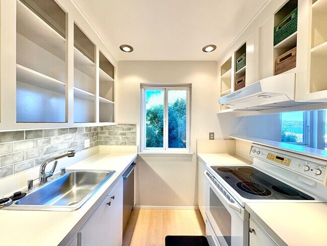 46 Anchorage Rd in Sausalito, CA - Building Photo - Building Photo