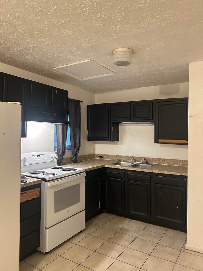 property at 1110 Ellis Rd S