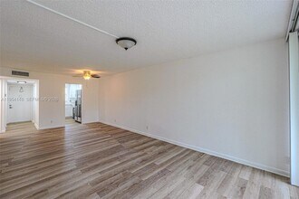 5100 SW 64th Ave in Davie, FL - Foto de edificio - Building Photo