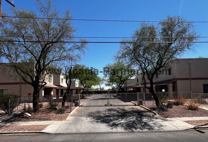 4234 E Monte Vista Dr in Tucson, AZ - Building Photo