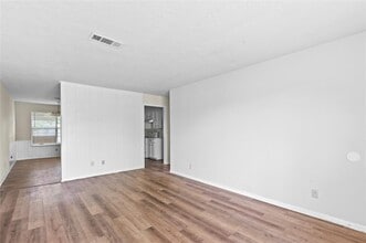 930 Cable St in Conroe, TX - Building Photo - Building Photo