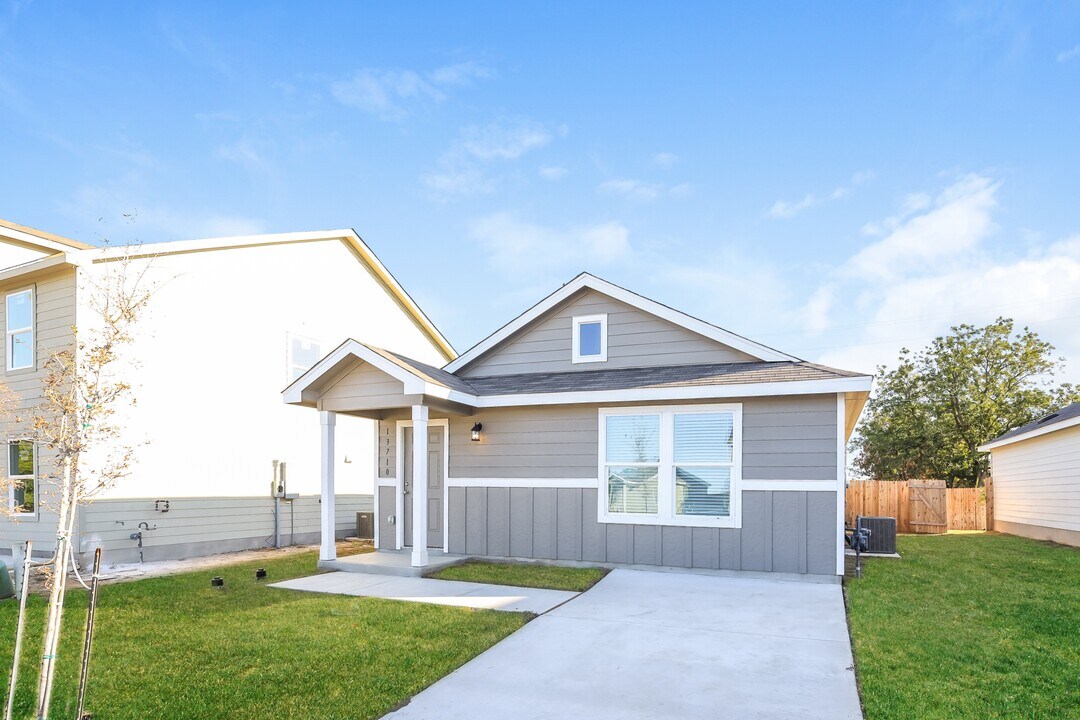 13710 Haystack Rdg in San Antonio, TX - Building Photo