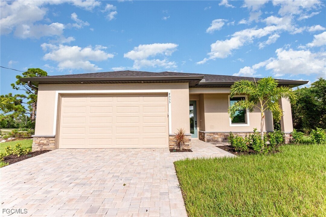 4161 NW 39th Pl in Cape Coral, FL - Building Photo