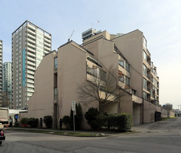 Robson Gardens in Vancouver, BC - Building Photo - Building Photo