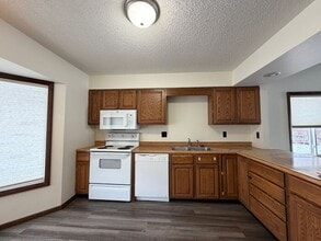 1302 Sunset St in Iowa City, IA - Building Photo - Building Photo