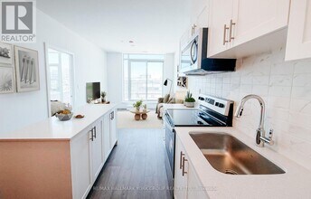 705 Davis Dr in Newmarket, ON - Building Photo - Building Photo