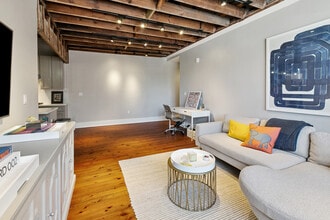 1215 Louisiana Ave, Unit 207 in New Orleans, LA - Foto de edificio - Building Photo