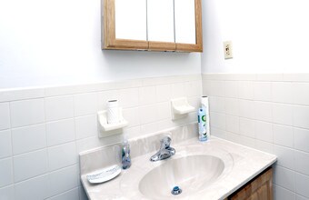 Green Plaza in Iselin, NJ - Building Photo - Interior Photo