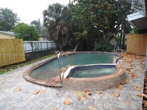 1572 NE 149th St in Miami, FL - Building Photo - Building Photo