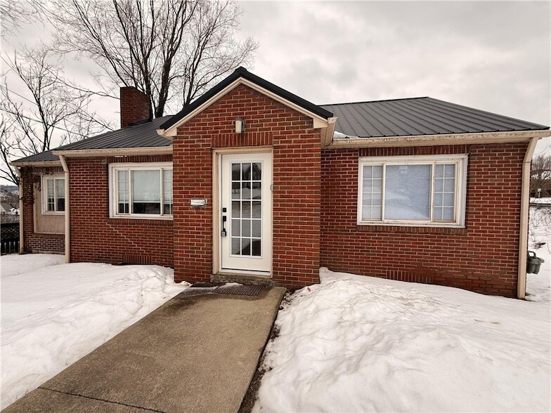 714 Pershing St, Unit N1006 in Ellwood City, PA - Building Photo