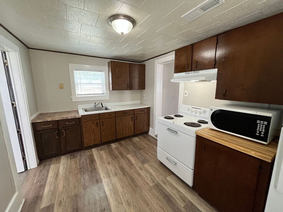 310 W Arnold St in Marshfield, WI - Foto de edificio