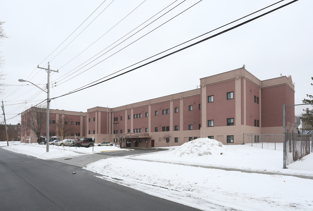 Brandegee Garden Apartments in Utica, NY - Foto de edificio