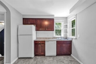 1130 Haselton Rd in Cleveland Heights, OH - Building Photo - Building Photo