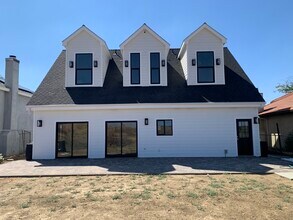 14425 Hardtree Dr in Lake Hughes, CA - Building Photo - Building Photo