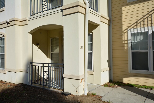 1900 Belle Isle Ave-Unit -102 in Mount Pleasant, SC - Building Photo - Building Photo