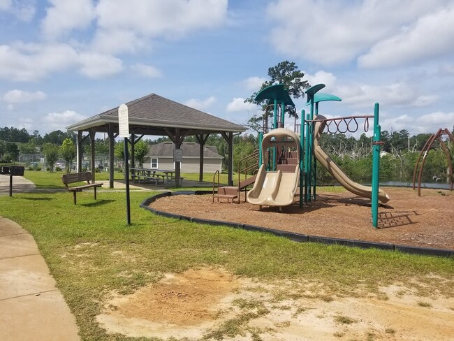 Pebble Hill Estates in Marianna, FL - Foto de edificio - Building Photo