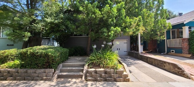 2553 27th St in Sacramento, CA - Building Photo - Building Photo
