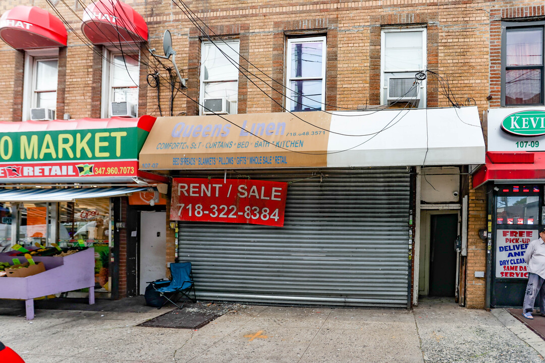 10707 Liberty Ave in Ozone Park, NY - Foto de edificio