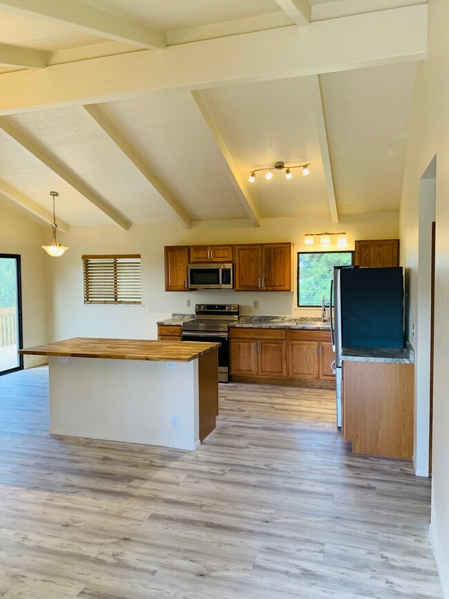 2751 Palalani St in Makawao, HI - Building Photo - Building Photo