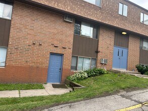 Claremont Apartments in Iowa City, IA - Building Photo - Interior Photo
