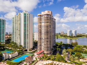 The Landmark Club Condominium in Miami, FL - Building Photo - Building Photo