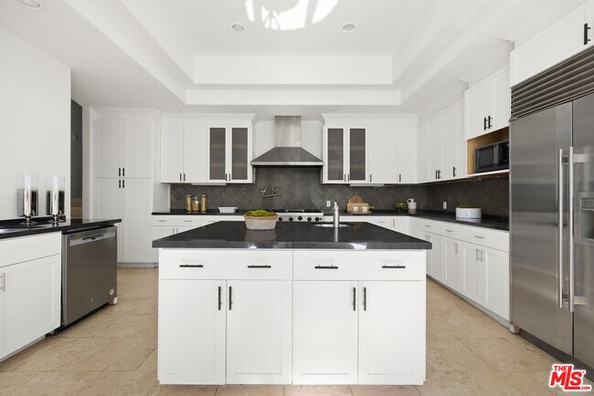 1939 Stradella Rd in Los Angeles, CA - Building Photo - Building Photo