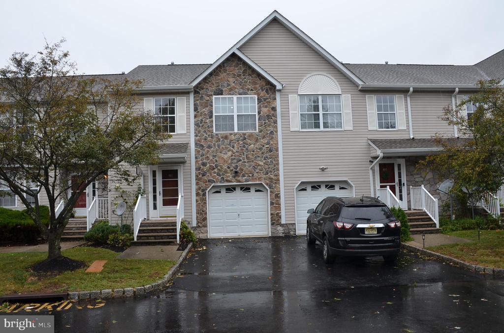 19 Jill Ct in Franklin Township, NJ - Building Photo