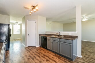 321 Daisy Ln in Burleson, TX - Foto de edificio - Building Photo