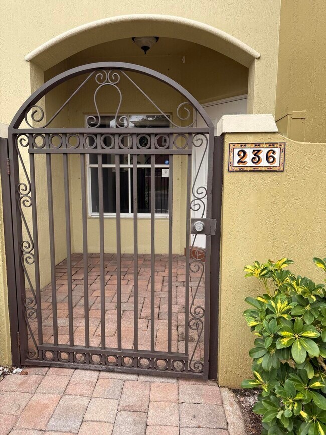 236 Lake Monterey Cir in Boynton Beach, FL - Foto de edificio - Building Photo