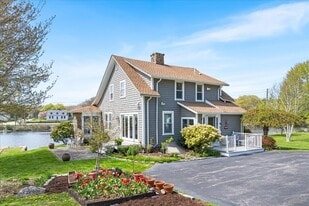 28 Palmer Neck Rd in Stonington, CT - Building Photo