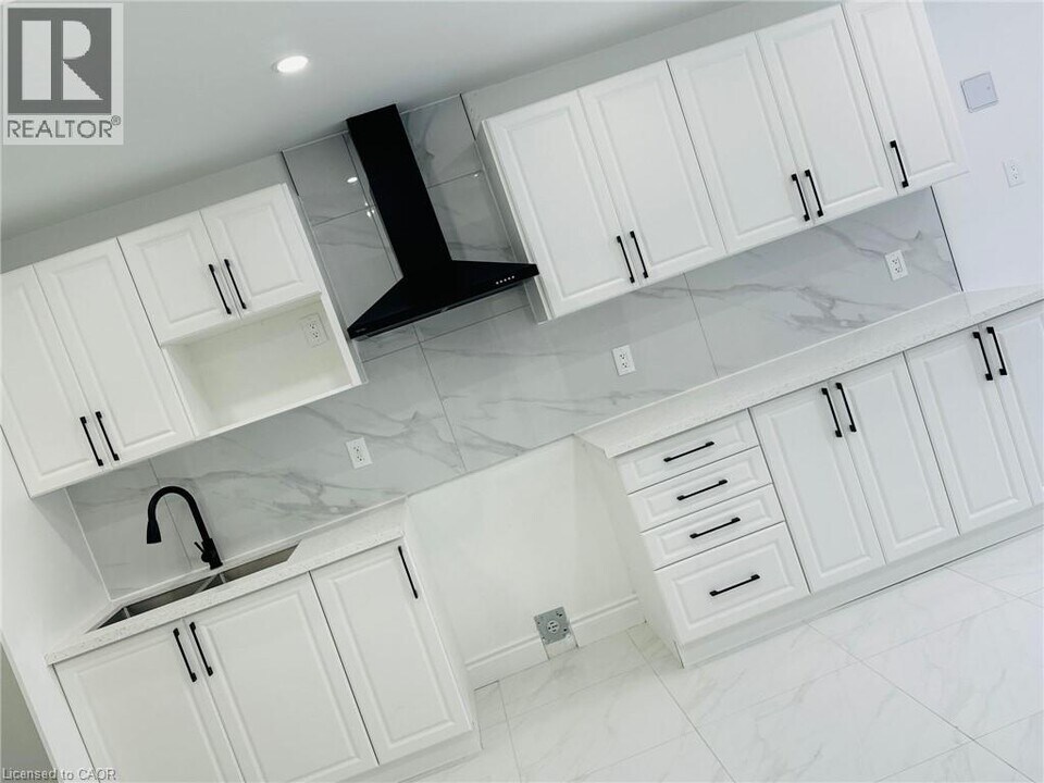 26 Scarletwood St in Hamilton, ON - Building Photo