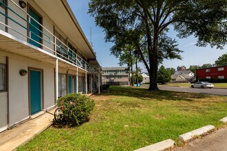 Brister Place in Memphis, TN - Foto de edificio - Building Photo