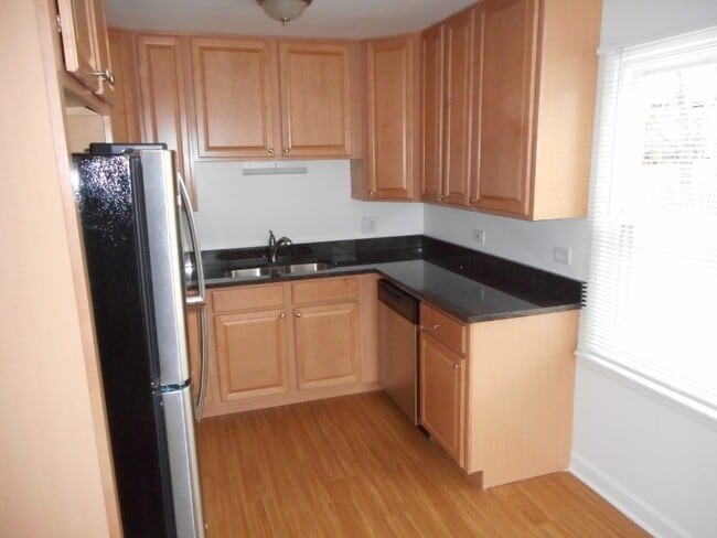 240 N Smith St, Unit A in Palatine, IL - Foto de edificio - Building Photo