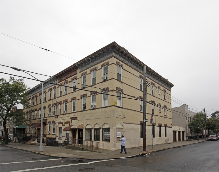 67-02 60th St in Ridgewood, NY - Building Photo
