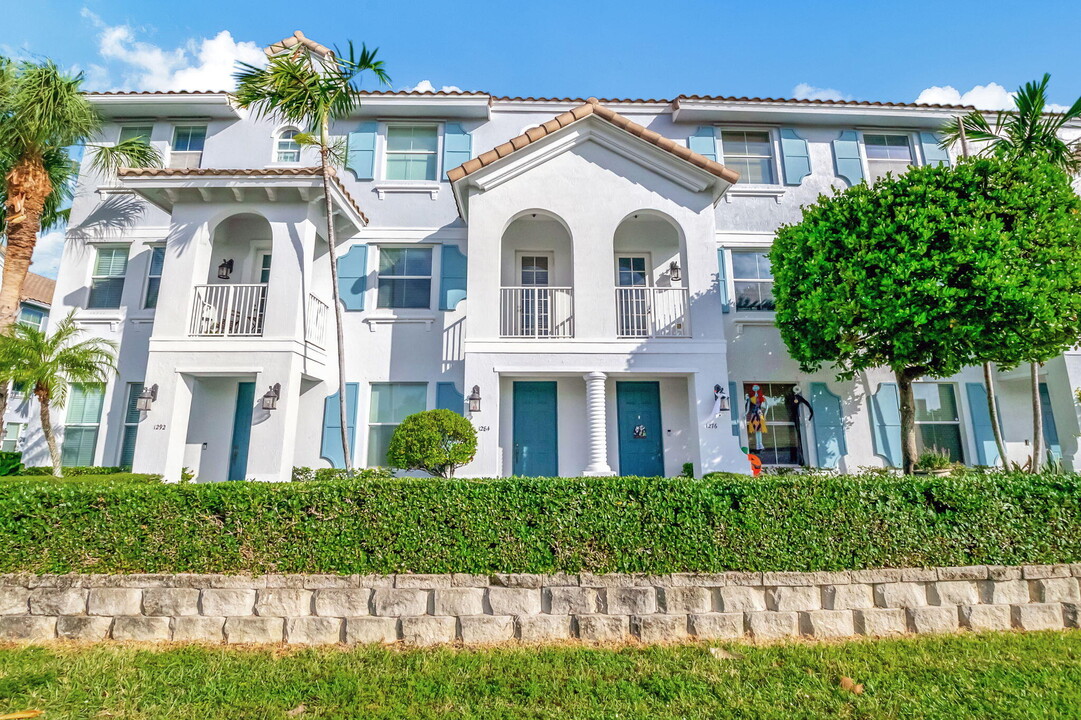 1284 Piazza Antinori in Boynton Beach, FL - Foto de edificio