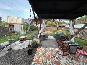 8828 N Hodge Ave in Portland, OR - Foto de edificio - Building Photo