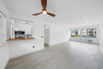4710 Pine Tree Dr in Miami Beach, FL - Building Photo - Building Photo
