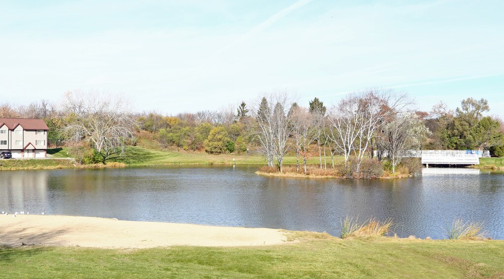 Summit Lake Apartments and Townhomes in Hartland, WI