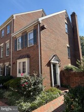 1112 W Abingdon Dr in Alexandria, VA - Building Photo - Building Photo