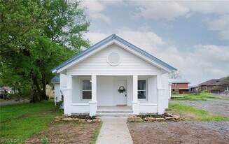 110 S 13th St in Hartshorne, OK - Building Photo