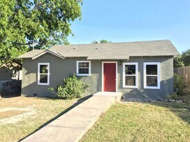 710 Poinsettia St in San Antonio, TX - Building Photo