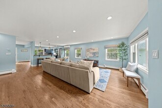 48 Seneca Trail in Denville, NJ - Foto de edificio - Building Photo
