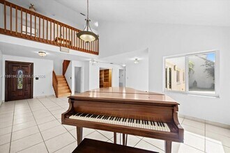 2560 Bass Way in Hollywood, FL - Foto de edificio - Building Photo