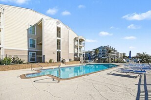 307 Yacht Club Ln in Seabrook, TX - Building Photo