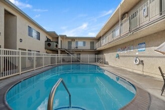 16405 Cornuta Apartments in Bellflower, CA - Foto de edificio - Building Photo