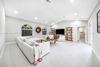 1033 Almeria Ave in Coral Gables, FL - Building Photo - Building Photo