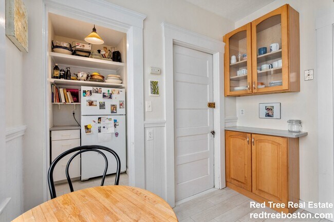 75 Brook St, Unit 1 in Brookline, MA - Building Photo - Building Photo