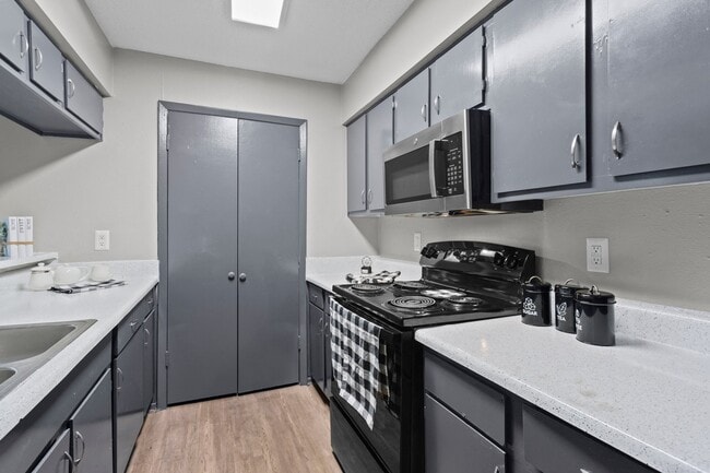 Harwell Apartments in Dallas, TX - Building Photo - Building Photo