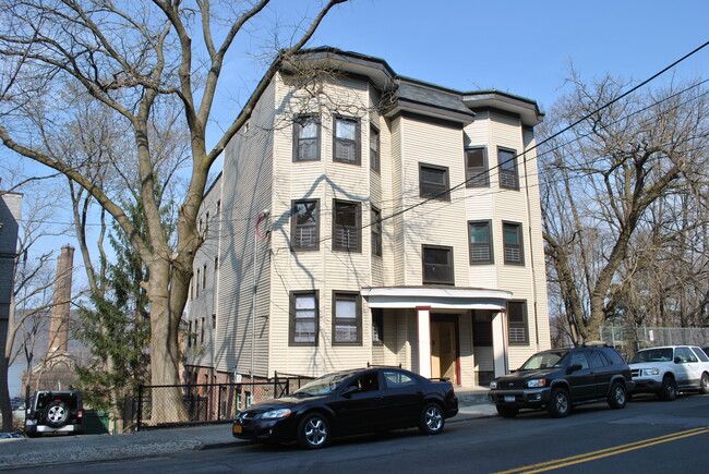 427 Warburton Ave in Yonkers, NY - Building Photo - Building Photo